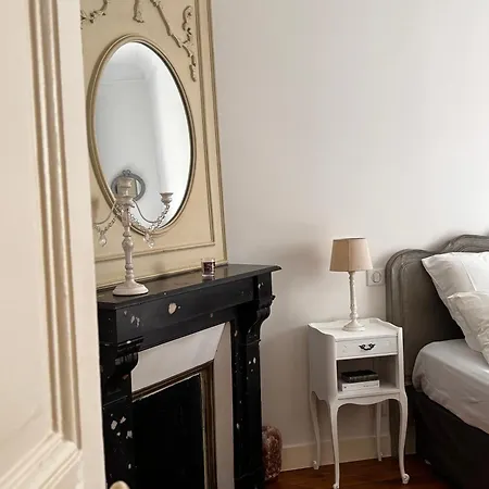 Montmartre Crown - *