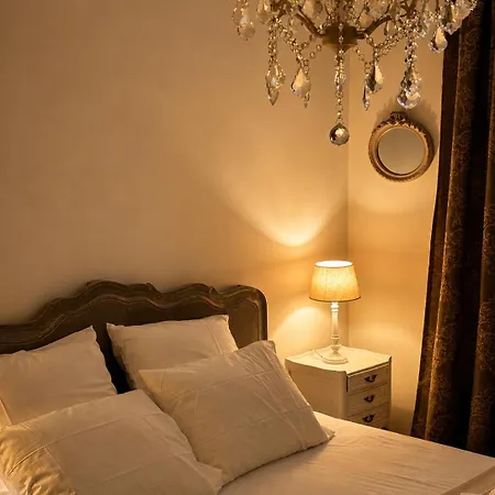 Montmartre Crown - *
