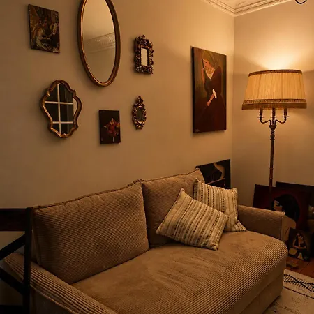 Montmartre Crown -